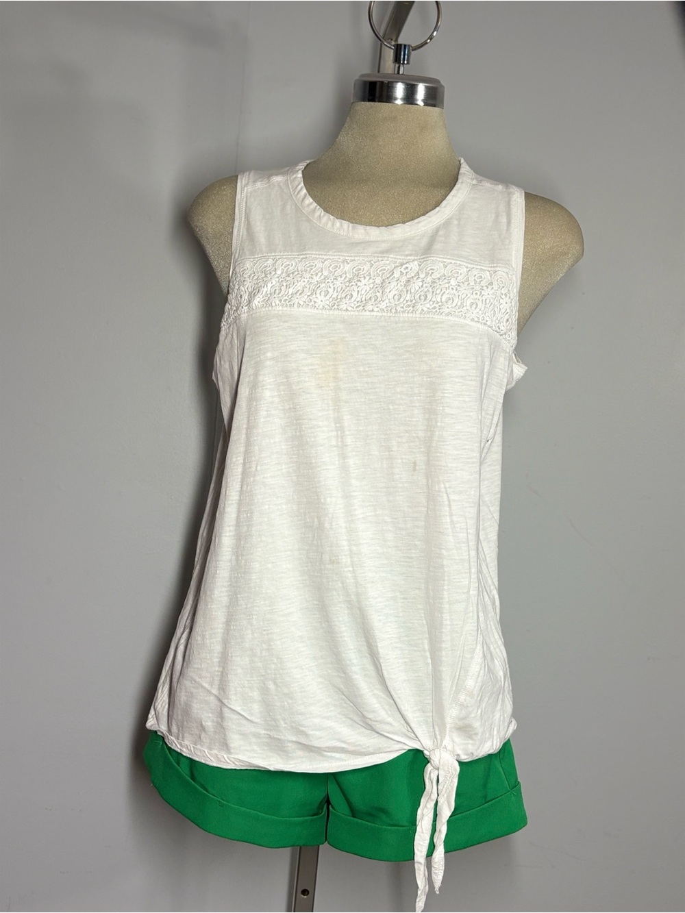 Women’s White Lace Yoke Tie-Hem Tank Top